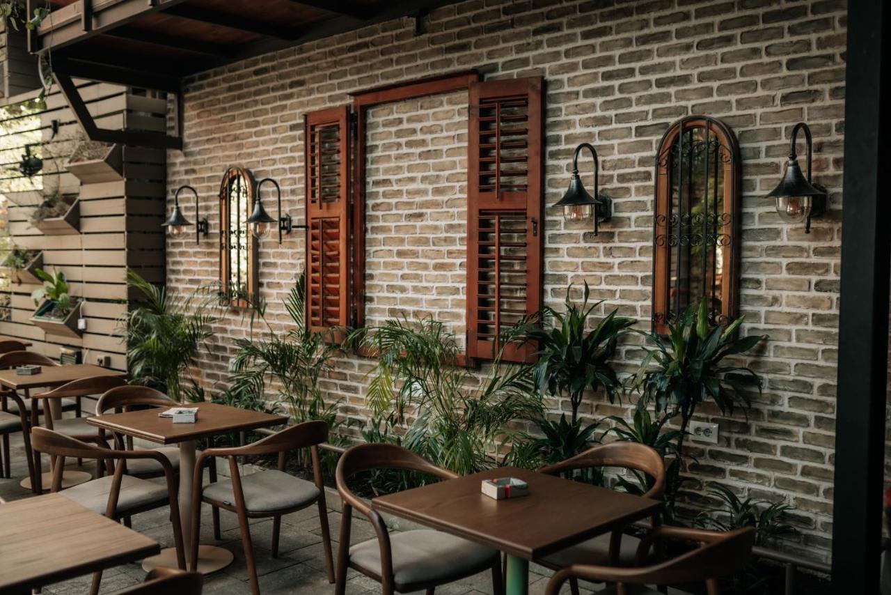 Bed Station Hostel & Bar Shkoder Bagian luar foto