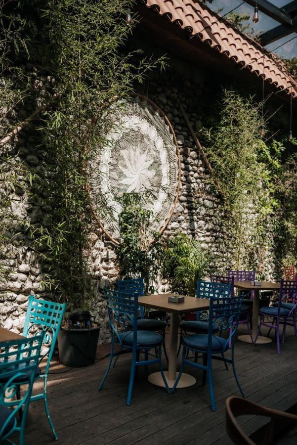Bed Station Hostel & Bar Shkoder Bagian luar foto