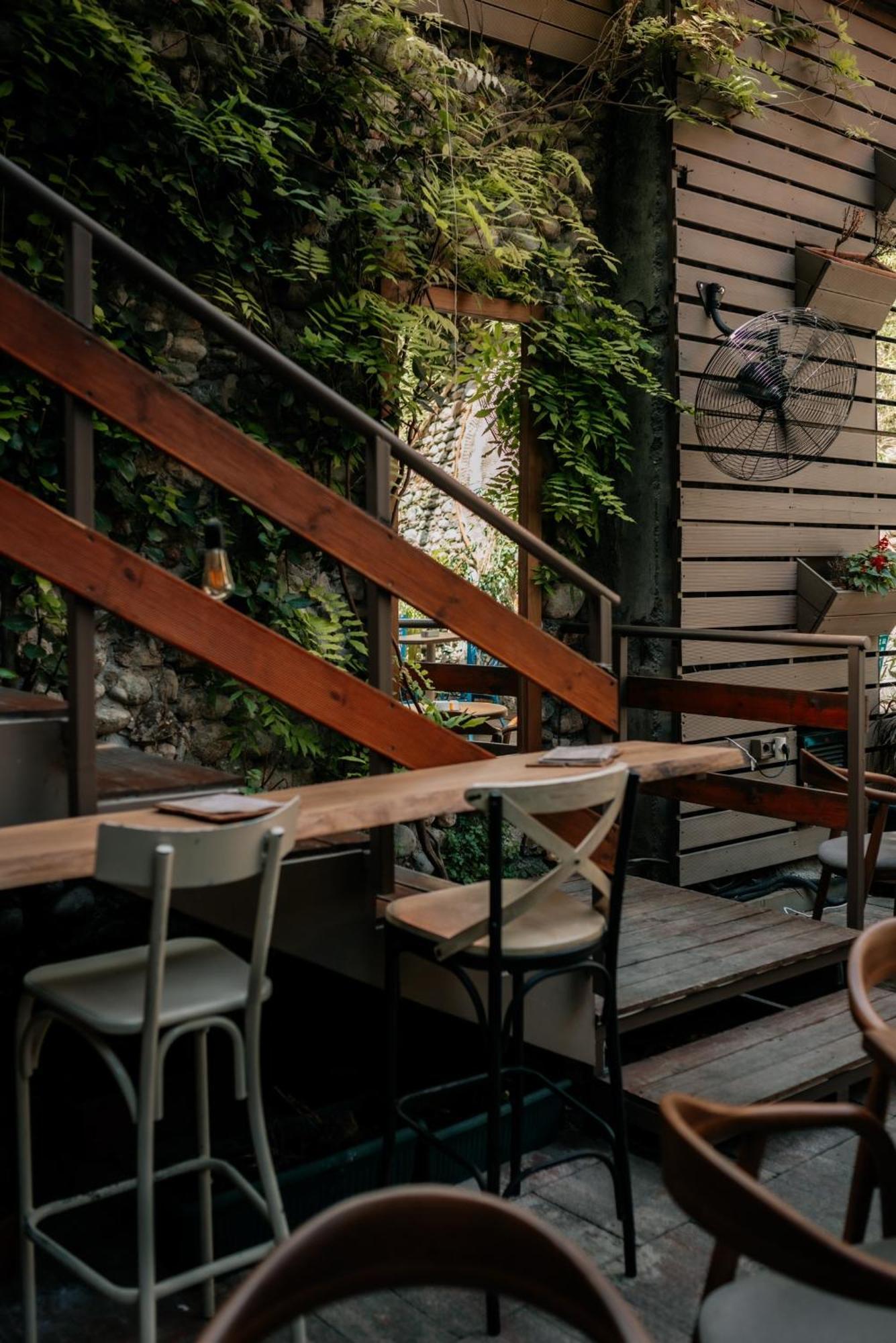 Bed Station Hostel & Bar Shkoder Bagian luar foto